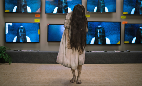 Illustration for article titled Watch The Ring Girl Crawl Out of an Electronics Store TV to Terrify Shoppers